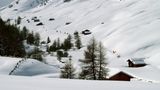 Geheimtipp Seitental  Mittelleicht, 8,4 Kilometer, 2,5 Stunden     Start: Reschen Altdorf/Gassl im nördlichen Dorfende von Reschen. Am Pistenrand des Skilifts "Pofel" entlang und am Ende der Skipiste nach links abbiegen. Weiter über den Wanderweg Nr. 6 bis zur Wallfahrtskirche Vallierteck.  Von da an weiter über die Fahrstraße bis zum Weiler Rojen und vom Parkplatz nach Schöneben. Die ersten sechs Kilometer geht es bergauf. Wer lieber länger runter als lang hochläuft, dreht die Tour einfach um und kann somit auch die Rodelbahn von Vallierteck bis Reschen nutzten. Rast ist in der Ski- und Wanderhütte Rojen oder im Restaurant Schöneben möglich.   Rast ist etwa im Gasthof Rojen möglich. 