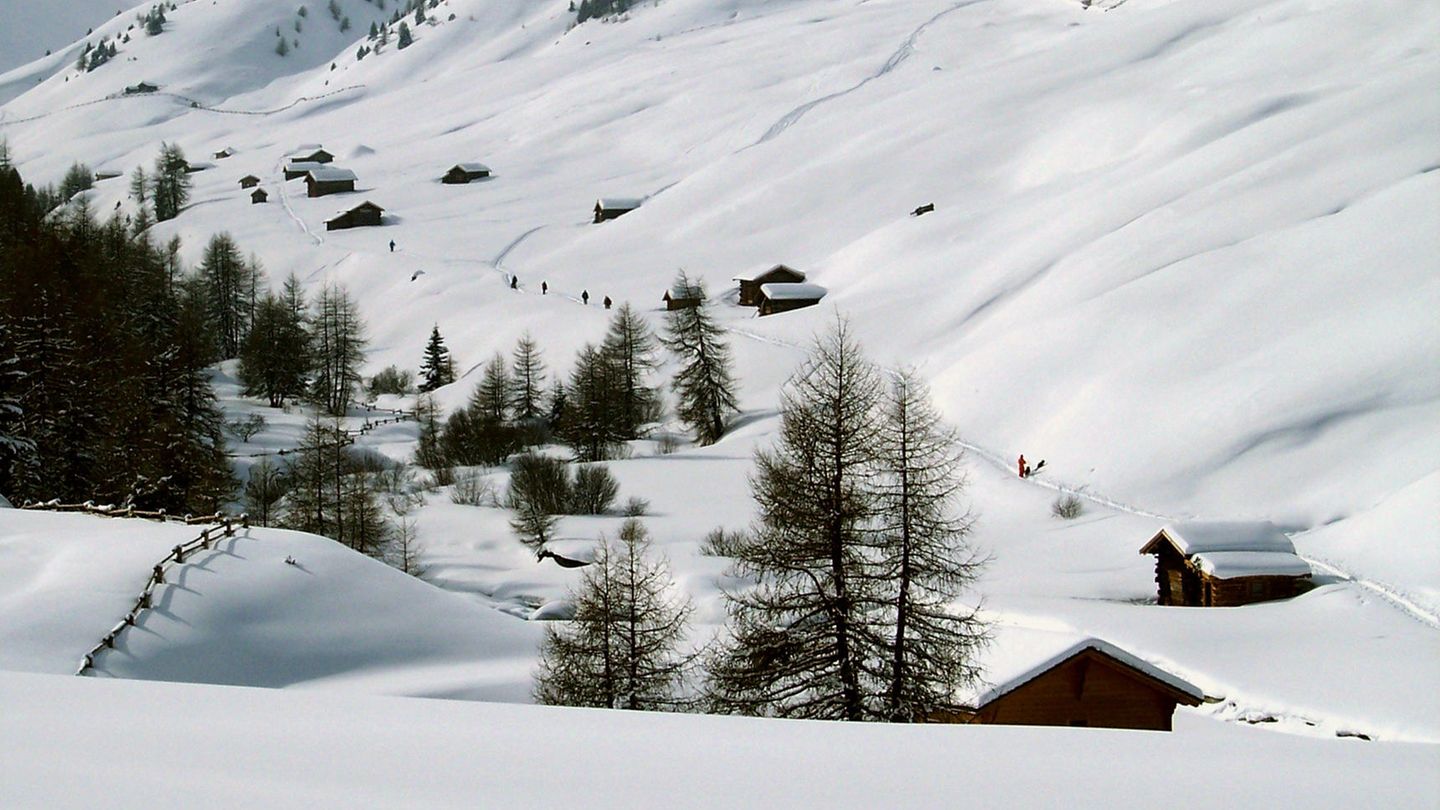 Von Reschen über Rojen nach Schöneben Geheimtipp Seitental  Mittelleicht, 8,4 Kilometer, 2,5 Stunden     Start: Reschen Altdorf/Gassl im nördlichen Dorfende von Reschen. Am Pistenrand des Skilifts "Pofel" entlang und am Ende der Skipiste nach links abbiegen. Weiter über den Wanderweg Nr. 6 bis zur Wallfahrtskirche Vallierteck.  Von da an weiter über die Fahrstraße bis zum Weiler Rojen und vom Parkplatz nach Schöneben. Die ersten sechs Kilometer geht es bergauf. Wer lieber länger runter als lang hochläuft, dreht die Tour einfach um und kann somit auch die Rodelbahn von Vallierteck bis Reschen nutzten. Rast ist in der Ski- und Wanderhütte Rojen oder im Restaurant Schöneben möglich.   Rast ist etwa im Gasthof Rojen möglich.
