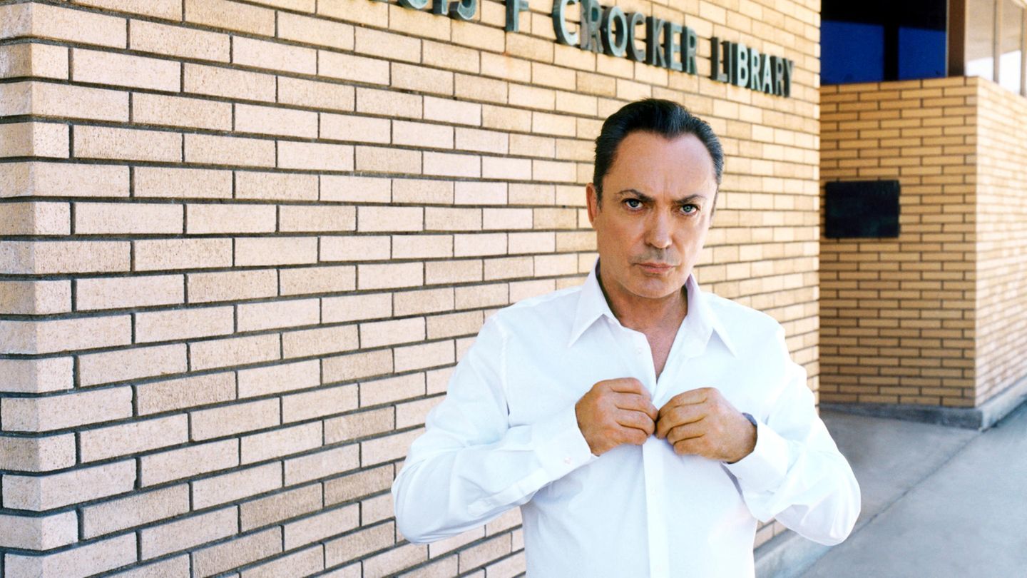 Udo Kier vor Library in Palm Springs