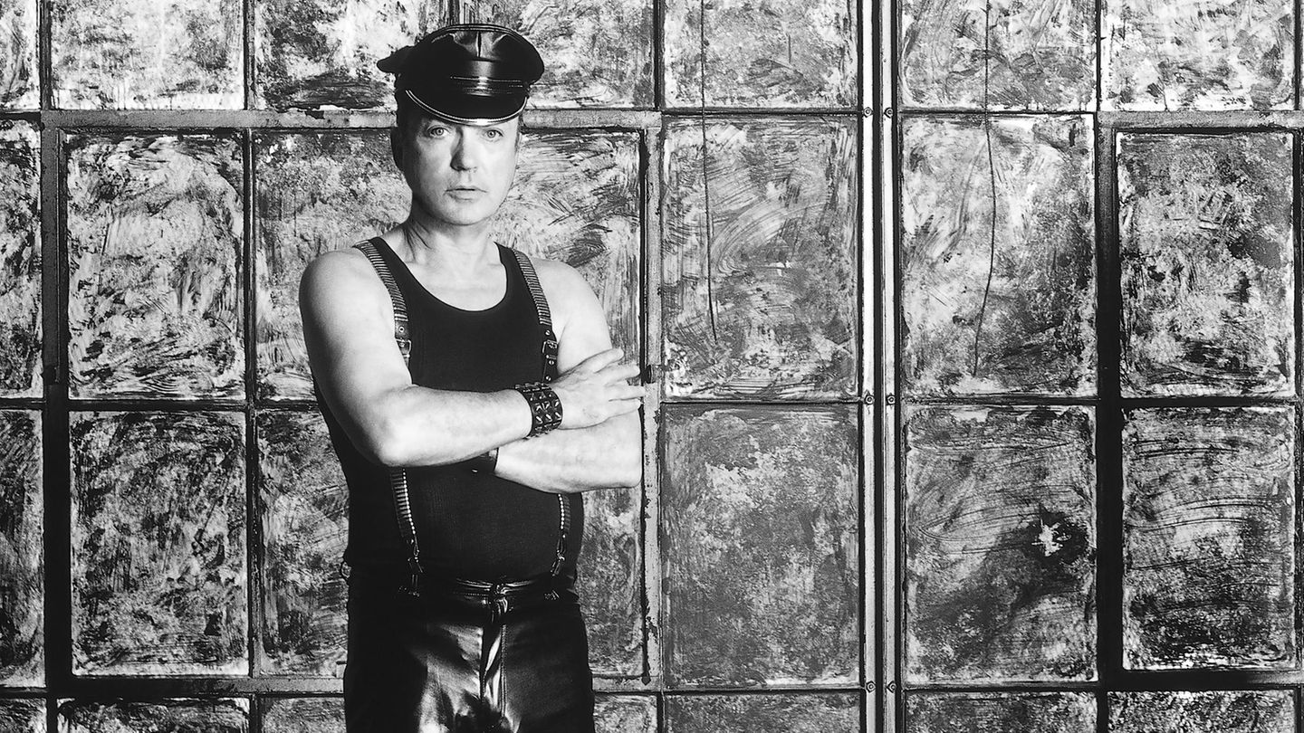 Udo Kier in Ledermontur