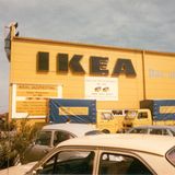 Die erste Ikea-Filiale in Deutschland, ein gelber Klotz bei München, vor dem 1974 VW-Käfer parken