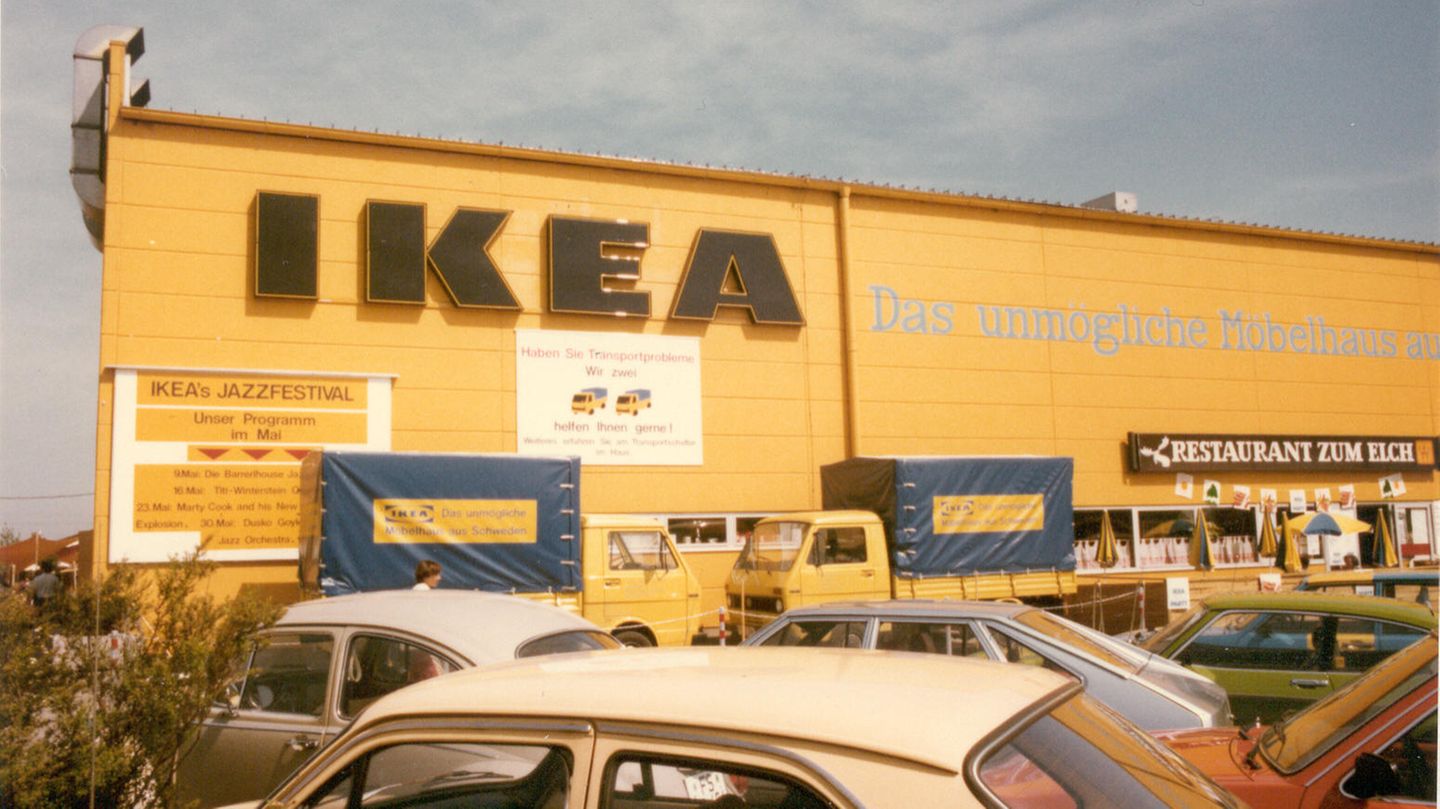 Die erste Ikea-Filiale in Deutschland, ein gelber Klotz bei München, vor dem 1974 VW-Käfer parken