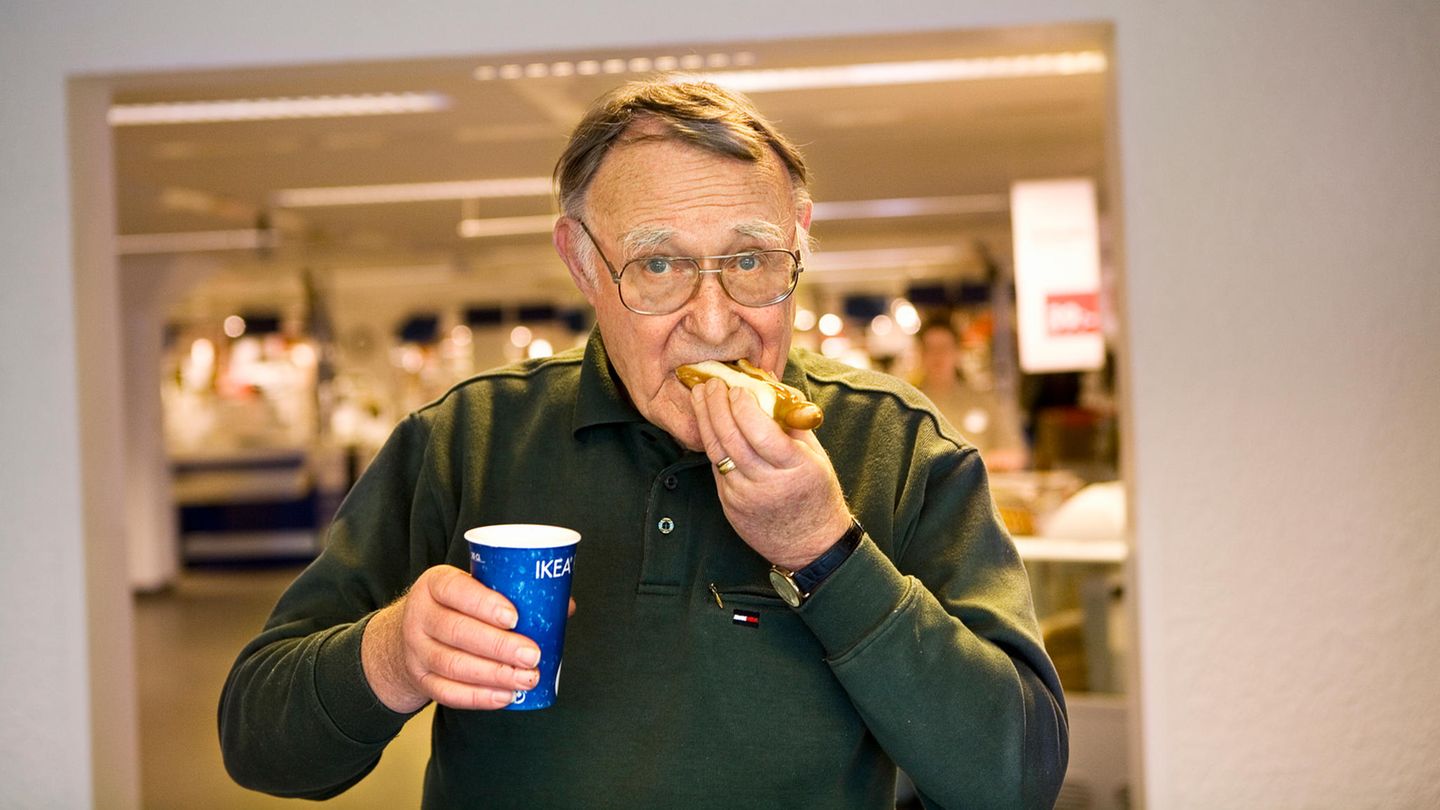 Ingvar Kamprad, der Gründer von Ikea, beißt in einen Ikea-Hotdog