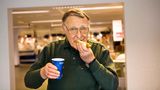 Ingvar Kamprad, der Gründer von Ikea, beißt in einen Ikea-Hotdog