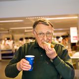 Ingvar Kamprad, der Gründer von Ikea, beißt in einen Ikea-Hotdog