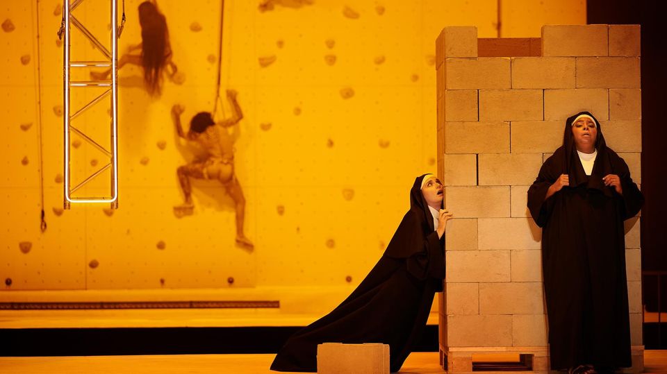 "Sancta" bietet den Zuschauenden Nonnen und Nackte auf der Bühne (und mehr)