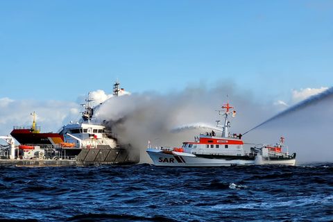 Vor Mecklenburg-Vorpommern kam es auf dem Öltanker "Annika" zu einem Brand. Mehrere Rettungskräfte sind im Einsatz um die Flammen zu löschen. Die Besatzung konnte gerettet werden.