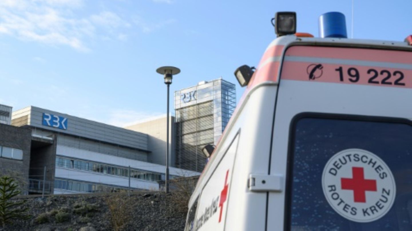 Rettungswagen vor einem Krankenhaus
