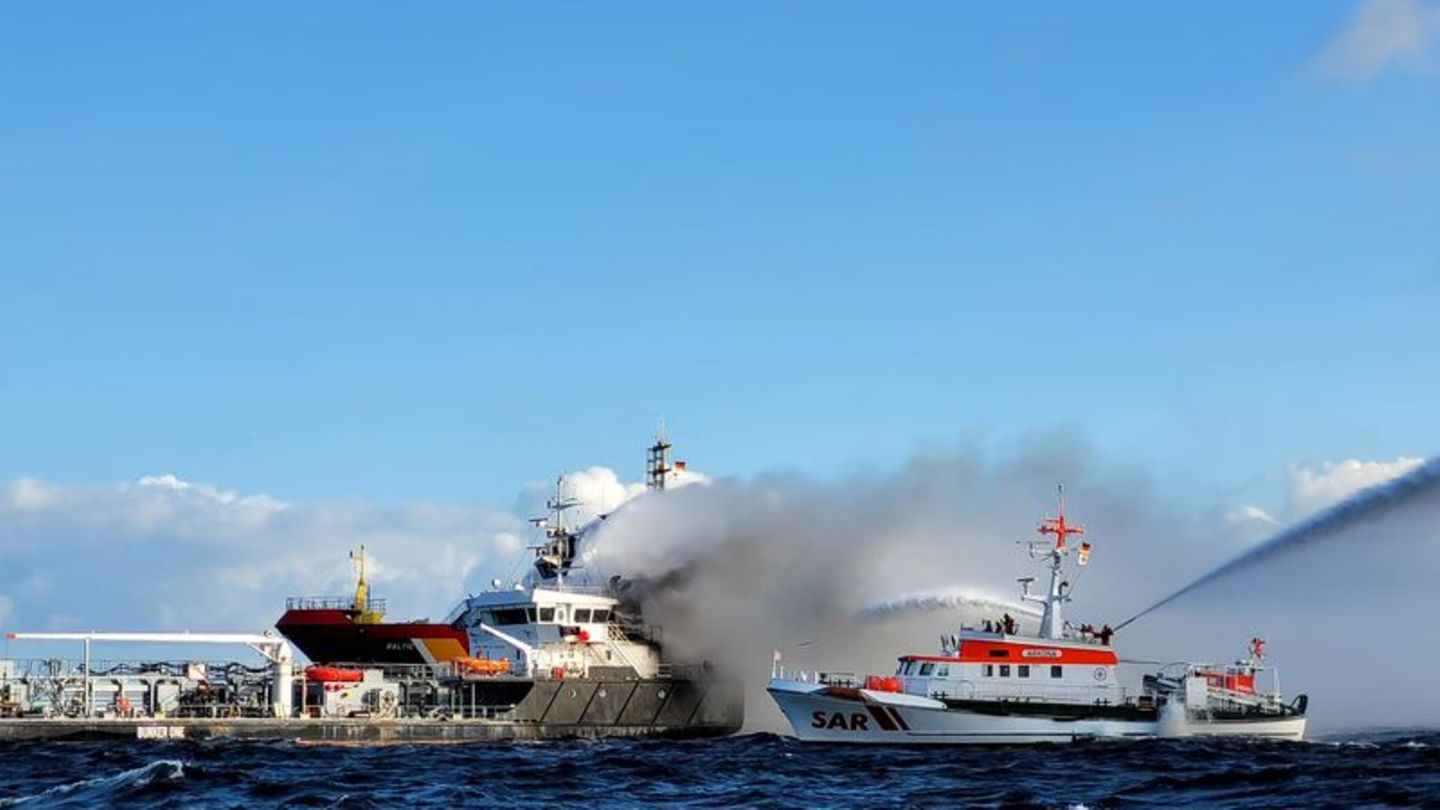 Schiffsbrand: Brennender Tanker soll in Rostocker Hafen geschleppt werden