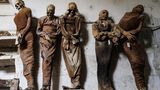 Bekleidete Mumien hängen an einer Wand in der Kapuzinergruft in Palermo