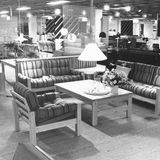 Eine gestreifte Couch-Garnitur im einem der neuen Möbelhäuser