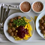Zwei Teller mit Köttbullar, den bekannten Fleischbällchen von Ikea