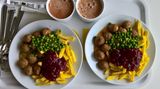Zwei Teller mit Köttbullar, den bekannten Fleischbällchen von Ikea