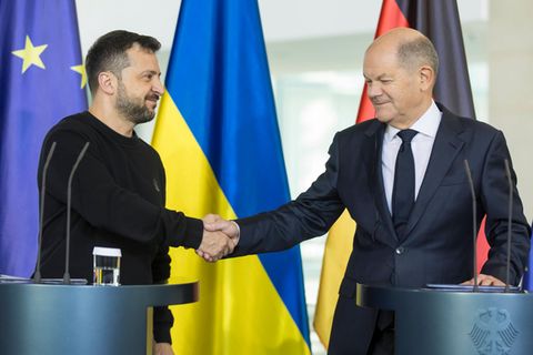 Scholz sagt Selenskyj Hilfe zu, schweigt aber zu Taurus