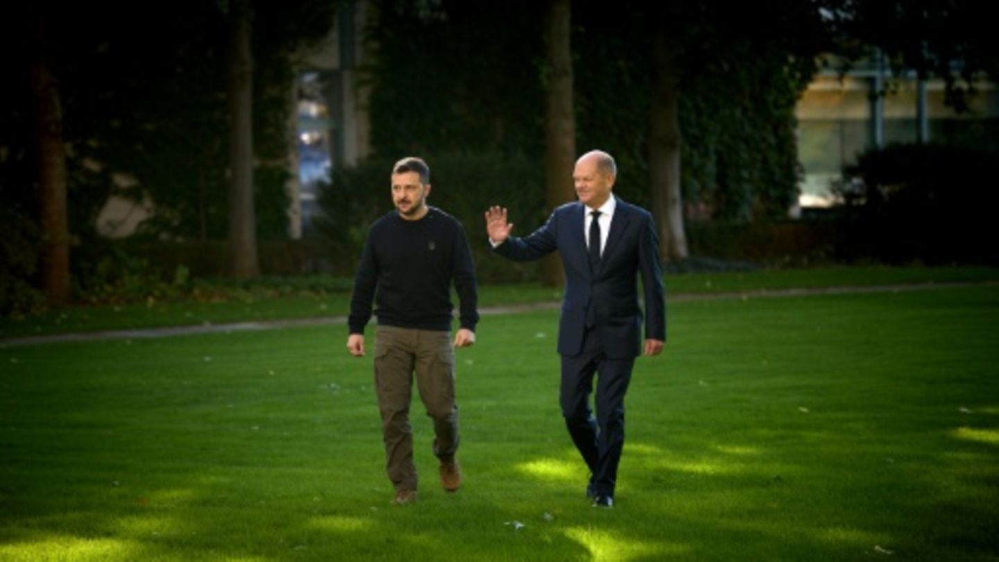 Wolodymyr Selenskyj (l.) und Olaf Scholz in Berlin