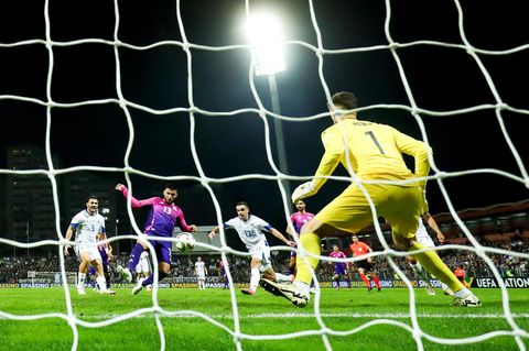 Deniz Undav (2.v.l.) erzielt sein zweites Tor für die DFB-Elf zum 0:2 gegen Bosniens Torhüter Nikola Vasilj (r.)