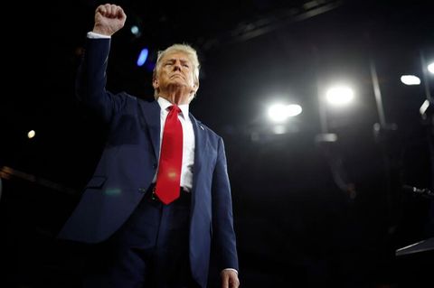 Donald Trump mit erhobener Faust bei einer Wahlkampfrally im wichtigen Swing State Pennsylvania