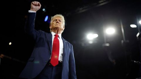 Donald Trump mit erhobener Faust bei einer Wahlkampfrally im wichtigen Swing State Pennsylvania