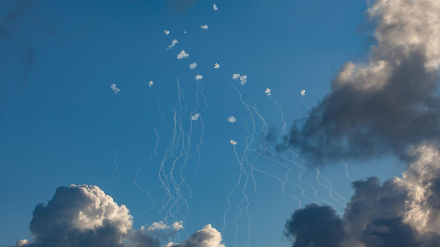 Überblick Nahost-Lage: Hisbollah feuert Raketen auf israelischen Stützpunkt ab