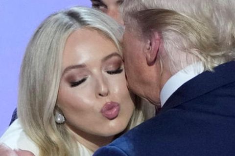 Donald Trump umarmt Tochter Tiffany Trump auf der Republican National Convention in Milwaukee