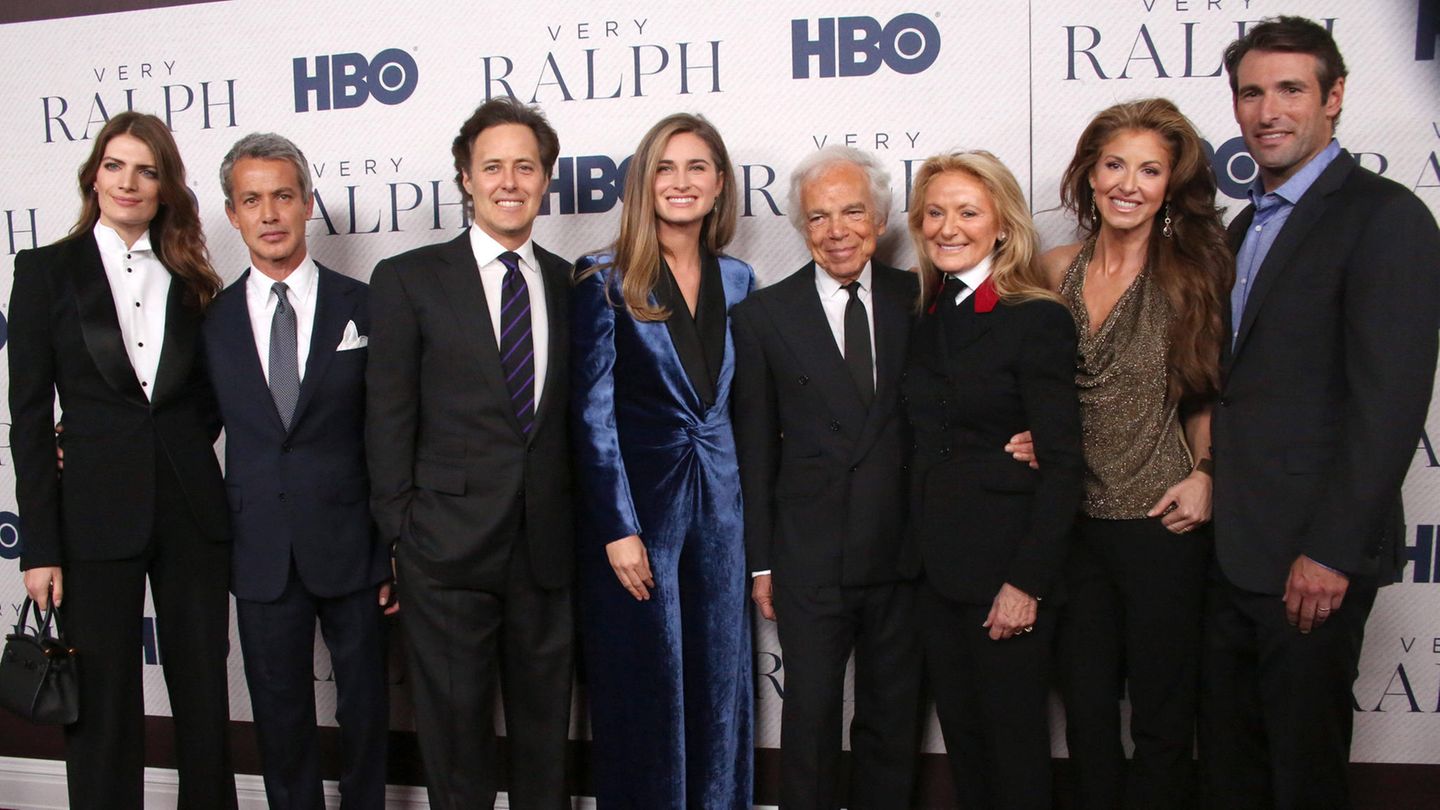 Ralph und Ricky Lauren, umringt von ihren Kindern und deren Partnern Ralph und Ricky Lauren, umringt von ihren Kindern und deren Partnern