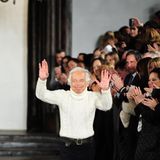Ralph Lauren tritt nach einer Modenschau auf den Laufsteg