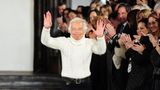 Ralph Lauren tritt nach einer Modenschau auf den Laufsteg