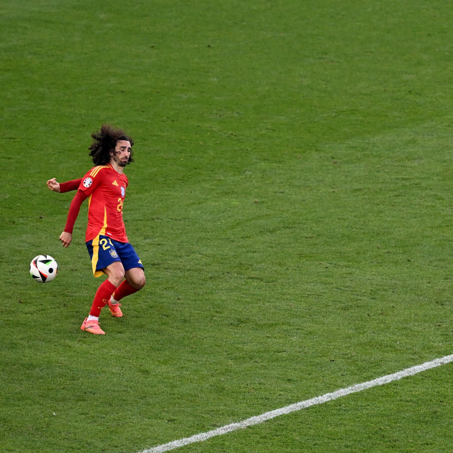 Spaniens Marc Cucurella (l.) bekommt den Schuss von Jamal Musiala an die Hand