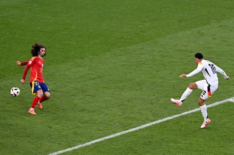 Spaniens Marc Cucurella (l.) bekommt den Schuss von Jamal Musiala an die Hand