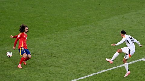 Spaniens Marc Cucurella (l.) bekommt den Schuss von Jamal Musiala an die Hand