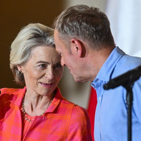 Donald Tusk, Ministerpräsident von Polen spricht mit EU-Kommissionspräsidentin Ursula von der Leyen