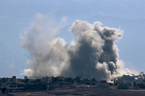 Nach einem israelischen Luftangriff am frühen Morgen steigt starker Rauch aus der südlibanesischen Stadt Khiam auf