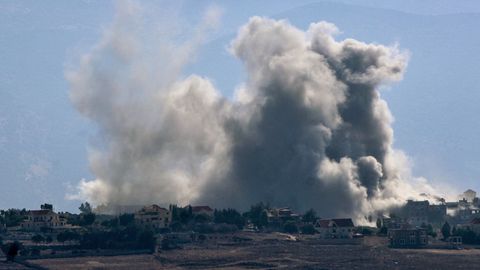 Nach einem israelischen Luftangriff am frühen Morgen steigt starker Rauch aus der südlibanesischen Stadt Khiam auf