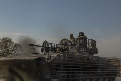 Ukrainische Panzerbesatzung in der Region Donezk
