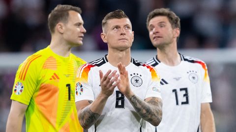 Toni Kroos applaudiert den Fans, im Hintergrund sind Manuel Neuer und Thomas Müller zu sehen