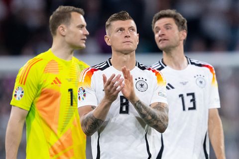 Toni Kroos applaudiert den Fans, im Hintergrund sind Manuel Neuer und Thomas Müller zu sehen