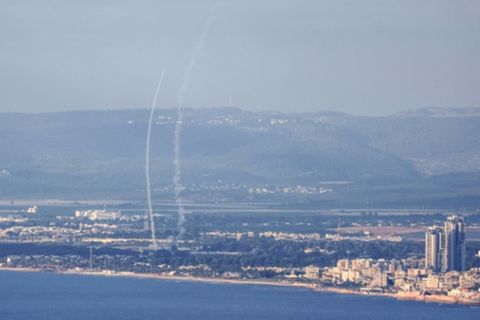 Abwehr von aus dem Libanon abgefeuerten Raketen nahe Akko