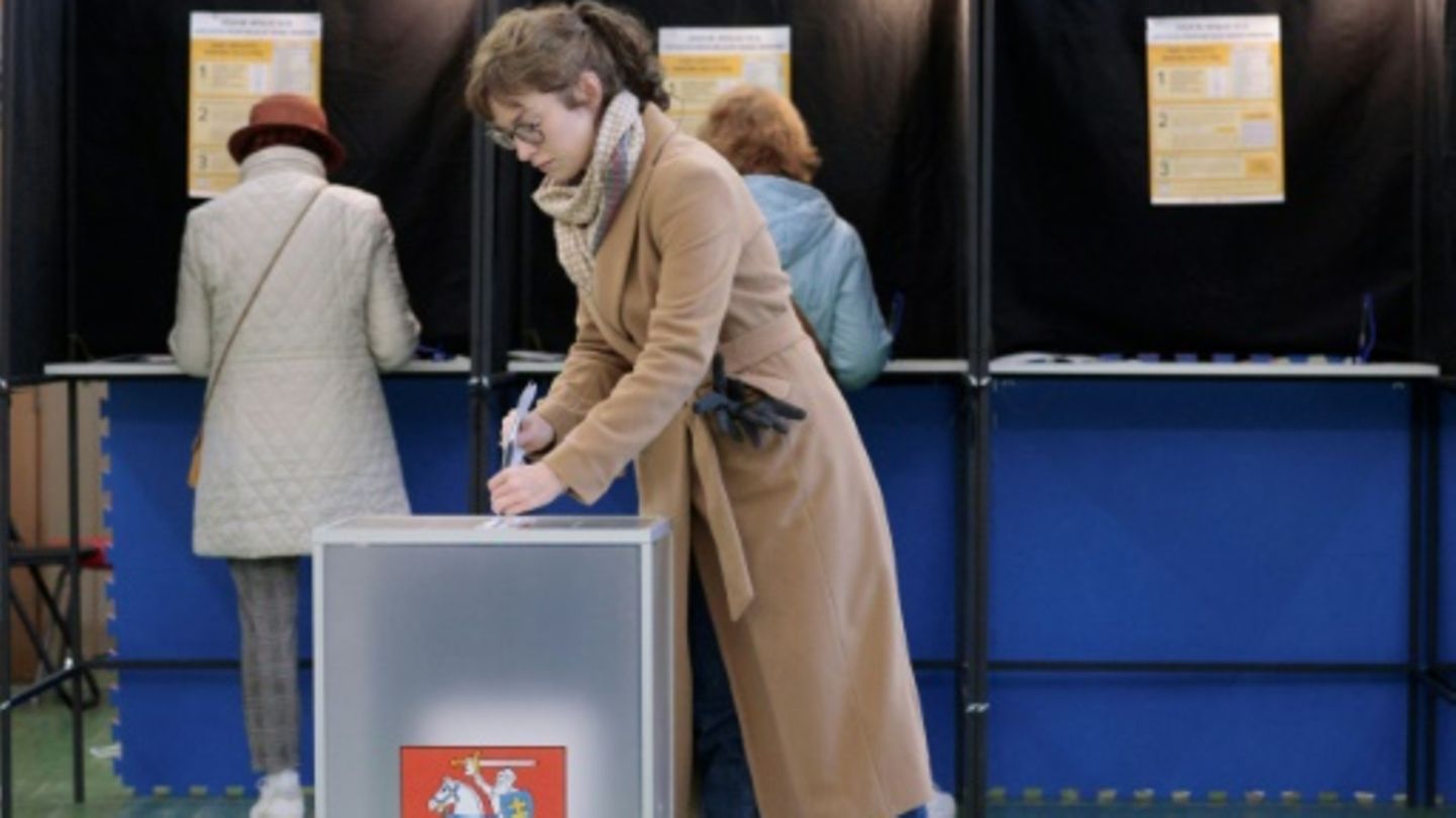 Wähler in einem Wahllokal in Vilnius
