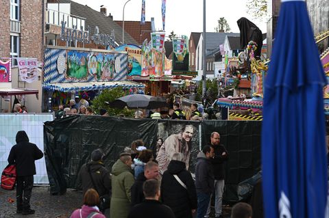 Auf dem Volksfest Gallimarkt schirmt ein Bauzaun mit schwarzer Plane eine in Brand geratene Geisterbahn ab