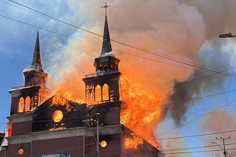 Aus ungeklärten Gründen wurde die Kirche "San Francisco" im chilenischen Iquique bei einem Brand vollständig zerstört