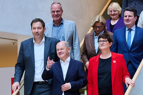 Die SPD-Spitze steht im Willy-Brandt-Haus vor der Klausurtagung zum Strategiepapier