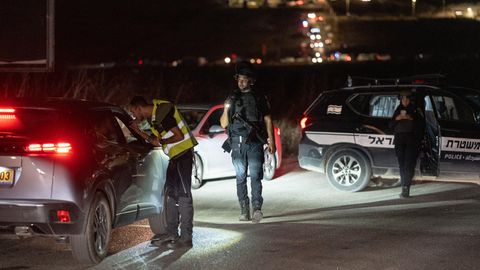 Rettungsdienste und Polizei blockieren die Straße im israelischen Binjamina, dem Ort eines Drohnenangriffs der Hisbollah