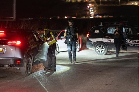 Rettungsdienste und Polizei blockieren die Straße im israelischen Binjamina, dem Ort eines Drohnenangriffs der Hisbollah
