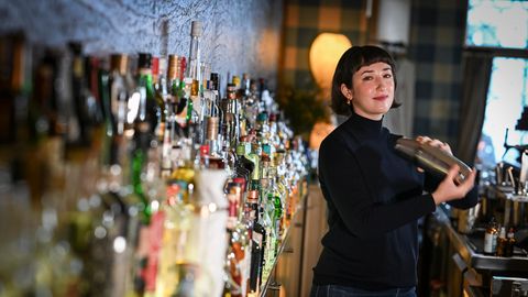 Bartenderin Maria Gorbatschova mixt in der Green Door Bar