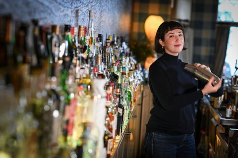 Bartenderin Maria Gorbatschova mixt in der Green Door Bar