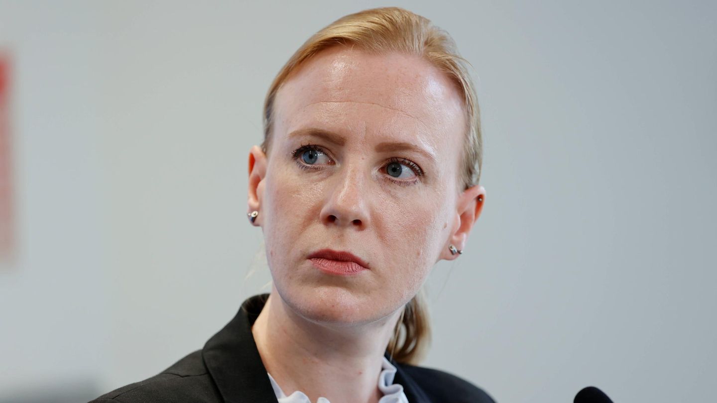Ariane Kari ist die erste Beauftragte der Bundesregierung für Tierschutz. Sie soll einen Beitrag zur Weiterentwicklung des Tierschutzes und zur Förderung des Austausches zwischen Bund, Ländern und Verbänden im Tierschutzbereich leisten. Kari ist studierte Tiermedizinerin