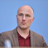 Lehmann ist Bundestagsabgeordneter der Grünen und seit Januar 2022 Queer-Beauftragter. Er ist der erste in seinem Amt und mit Aufgaben der Queer-Politk befasst. Sein Ziel: Er will die Akzeptanz und den Schutz sexueller und geschlechtlicher Vielfalt stärken