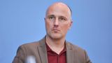 Lehmann ist Bundestagsabgeordneter der Grünen und seit Januar 2022 Queer-Beauftragter. Er ist der erste in seinem Amt und mit Aufgaben der Queer-Politk befasst. Sein Ziel: Er will die Akzeptanz und den Schutz sexueller und geschlechtlicher Vielfalt stärken