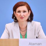 Als einzige dieser Runde ist Ferda Ataman gelernte Journalistin und studierte Politikwissenschaftlerin. In ihrer ersten Rede in neuer Funktion sagte sie: "Als Antidiskriminierungsbeauftragte werde ich mich für alle Menschen einsetzen, die Benachteiligungen erleben – sei es wegen ihres Alters, wegen einer Behinderung, der Herkunft, des Geschlechts, der sexuellen Identität, der Religion oder Weltanschauung"