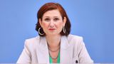 Als einzige dieser Runde ist Ferda Ataman gelernte Journalistin und studierte Politikwissenschaftlerin. In ihrer ersten Rede in neuer Funktion sagte sie: "Als Antidiskriminierungsbeauftragte werde ich mich für alle Menschen einsetzen, die Benachteiligungen erleben – sei es wegen ihres Alters, wegen einer Behinderung, der Herkunft, des Geschlechts, der sexuellen Identität, der Religion oder Weltanschauung"